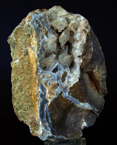 Cuarzo (variedad calcedonia), Calcita<br />Volcán Cabezo Negro de Zeneta, Murcia, Comarca Huerta de Murcia, Región de Murcia (Murcia), España<br />12 x 8.5 cm<br /> (Autor: Pedro Antonio)