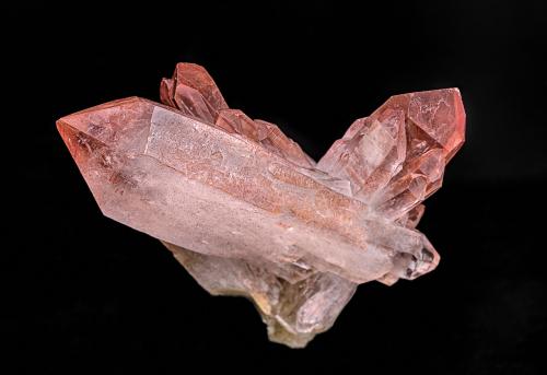Quartz, Hematite<br />Roncari Quarry, East Granby, Hartford County, Connecticut, USA<br />8.1 x 6.5 cm<br /> (Author: am mizunaka)