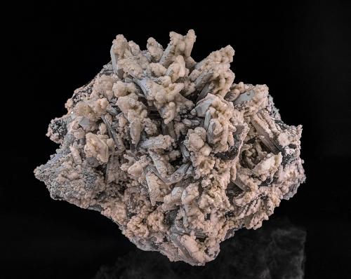 Quartz, Calcite<br />San Antonio Mine (San Antonio el Grande Mine), East Camp, Santa Eulalia District, Municipio Aquiles Serdán, Chihuahua, Mexico<br />7.6 x 7.0 cm<br /> (Author: am mizunaka)