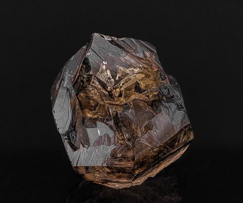 Quartz (variety smoky quartz)<br />Manuka Mine, Mouramba County, New South Wales, Australia<br />4.9 x 4.4 cm<br /> (Author: am mizunaka)