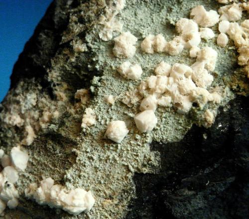 Crandallita pseudomórfica de Fluellita<br />Azcárate Quarry, Eugui, Esteríbar, Comarca Auñamendi, Chartered Community of Navarre (Navarre), Spain<br />Pieza de 5.5x4cm. Cristales hasta 4mm<br /> (Autor: DAni)