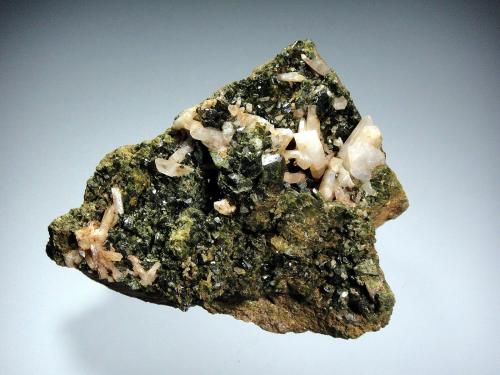 Epidota y Cuarzo<br />Mina Milucha, Palombatos, Burguillos del Cerro, Comarca Zafra-Río Bodión, Badajoz, Extremadura, España<br />8 x 6 cm.<br /> (Autor: Antonio P. López)
