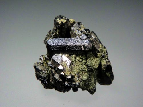 Allanita-(La)<br />Nueva Vizcaya Mine, Los Calvitos property, Burguillos del Cerro, Comarca Zafra-Río Bodión, Badajoz, Extremadura, Spain<br />3 x 3 cm.<br /> (Autor: Antonio P. López)