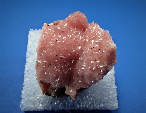 Rhodochrosite<br />Chihuahua, Mexico<br />22 mm x 20 mm x 15 mm<br /> (Author: Don Lum)