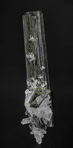 Epidote, Quartz<br />Fazenda Rubinho Pimenta Claim, Capelinha, Jequitinhonha, Minas Gerais, Brazil<br />8.0 x 1.6 cm<br /> (Author: am mizunaka)