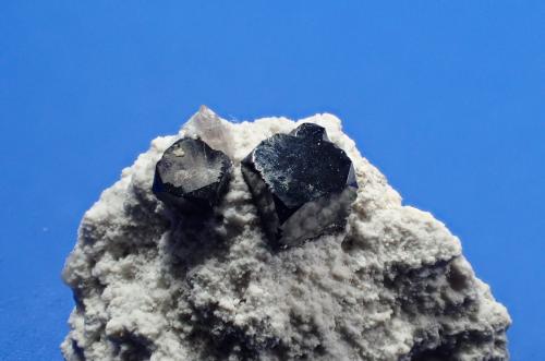 Bixbyite<br />Thomas Range, Juab County, Utah, USA<br />31 mm x 22 mm x 9 mm<br /> (Author: Don Lum)