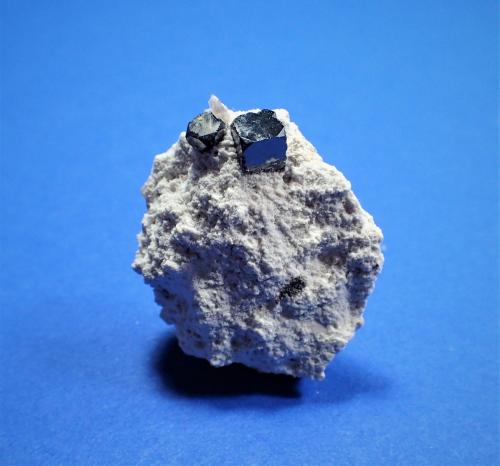 Bixbyite<br />Thomas Range, Juab County, Utah, USA<br />31 mm x 22 mm x 9 mm<br /> (Author: Don Lum)