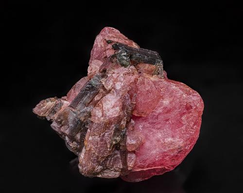 Rhodochrosite, Elbaite<br />Pederneira claim, São José da Safira, Governador Valadares, Vale do Rio Doce, Minas Gerais, Brazil<br />21 x 23 mm<br /> (Author: am mizunaka)