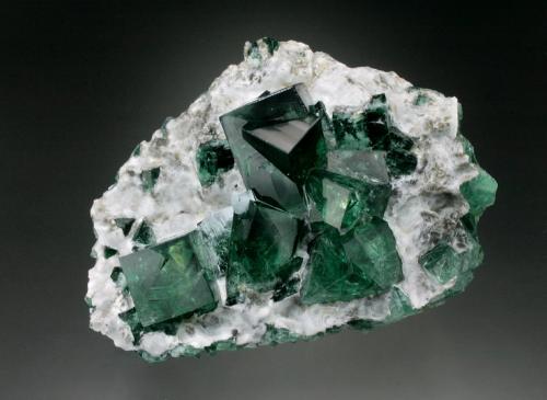 Fluorite with Calcite<br />Mina Rogerley, filón Sutcliffe, Frosterley, Weardale, North Pennines Orefield, County Durham, Inglaterra / Reino Unido<br />11x7x5 cm overall size<br /> (Author: Jesse Fisher)