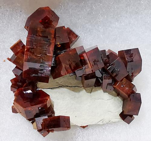 Vanadinite<br />Coud'a, Distrito minero Mibladen, Mibladen, Midelt, Provincia Midelt, Región Drâa-Tafilalet, Marruecos<br />6x4 cm. approx.<br /> (Author: Enrique Llorens)