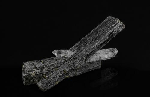 Epidote, Quartz<br />Fazenda Rubinho Pimenta Claim, Capelinha, Jequitinhonha, Minas Gerais, Brazil<br />7.3 x 1.8 cm<br /> (Author: am mizunaka)