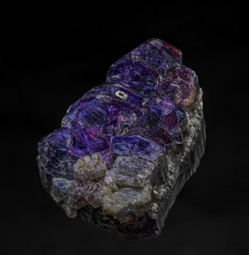 Zoisite (variety tanzanite)<br />Merelani Hills, Lelatema Mountains, Simanjiro District, Manyara Region, Tanzania<br />4.3 x 2.9 cm<br /> (Author: am mizunaka)