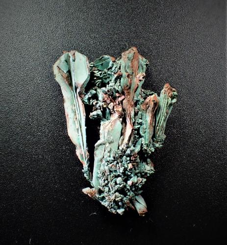 Copper, Malachite<br />Ray Mines, Scott Mountain area, Mineral Creek District, Dripping Spring Mountains, Pinal County, Arizona, USA<br />36 mm x 34 mm x 10 mm<br /> (Author: Don Lum)