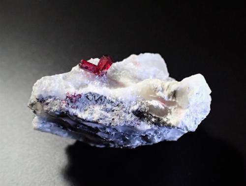 Proustite, Calcite<br />Aït Ahmane, Agdz, distrito minero Bou Azzer, Provincia Zagora, Región Drâa-Tafilalet, Marruecos<br />46 mm x 34 mm x 23 mm<br /> (Author: Don Lum)