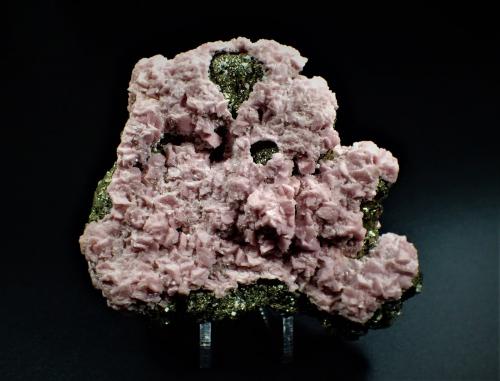 Rhodochrosite, Pyrite<br />Unidad minera Pachapaqui, Pachapaqui, Distrito Aquia, Provincia Bolognesi, Departamento Ancash, Perú<br />93 mm x 79 mm x 37 mm<br /> (Author: Don Lum)
