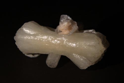 Stilbite-Ca<br />Pune District (Poonah District), Maharashtra, India<br />63mm x 39mm x 24mm<br /> (Author: Firmo Espinar)