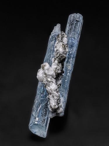 Beryl (variety aquamarine)<br />Lamjung District, Gandaki Pradesh, Nepal<br />5.9 x 3.2 cm<br /> (Author: am mizunaka)