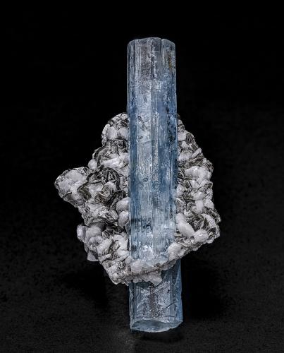Beryl (variety aquamarine)<br />Lamjung District, Gandaki Pradesh, Nepal<br />5.9 x 3.2 cm<br /> (Author: am mizunaka)