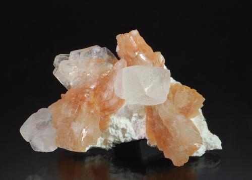 Calcite and Heulandite-Ca on Mordenite<br />Jalna District, Maharashtra, India<br />4.1 cm x 6.0 cm<br /> (Author: Michael Shaw)