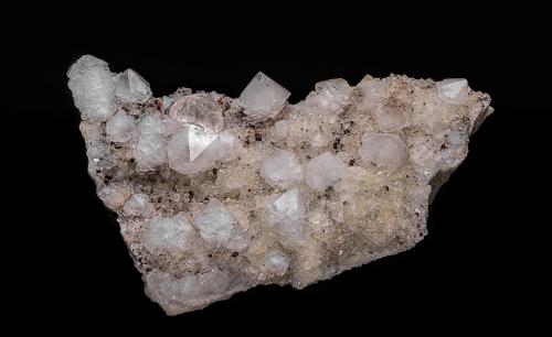 Quartz, Calcite, Hematite<br />Roncari Quarry, East Granby, Hartford County, Connecticut, USA<br />8.9 x 5.0 cm<br /> (Author: am mizunaka)