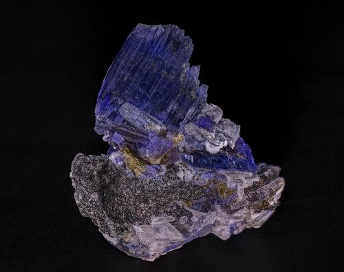 Zoisite (variety tanzanite), Graphite, Calcite<br />Merelani, Montes Lelatema, Distrito Simanjiro, Región Manyara, Tanzania<br />7.0 x 5.5 cm<br /> (Author: am mizunaka)