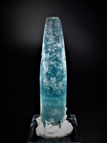 Beryl (variety aquamarine), Albite (variety cleavelandite)<br />Yuno, Shigar Valley, Shigar District, Gilgit-Baltistan (Northern Areas), Pakistan<br />210 mm x 72 mm x 52 mm<br /> (Author: Don Lum)