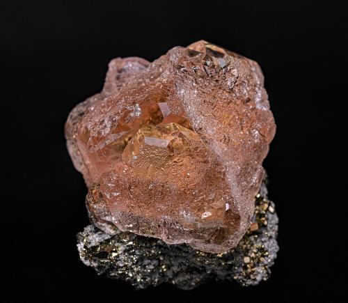 Fluorite, Pyrite<br />Huanzala Mine, Huallanca District, Dos de Mayo Province, Huánuco Department, Peru<br />4.9 x 3.6 cm<br /> (Author: am mizunaka)