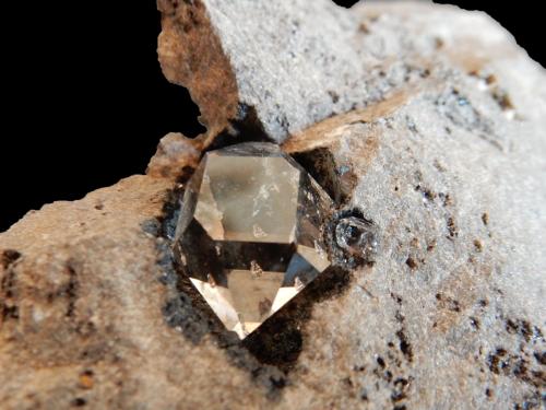 Quartz (variety Herkimer-style)<br />Middleville, Town of Newport, Herkimer County, New York, USA<br />30x15x15 mm<br /> (Author: Dany Mabillard)