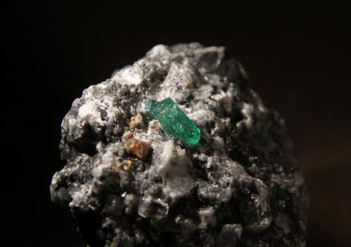 Beryl (variety emerald), Parisite and Calcite<br />Muzo (distrito minero), Cinturón Esmeraldífero Occidental, Departamento Boyacá, Colombia<br />45mm x 42mm x 36mm<br /> (Author: Firmo Espinar)