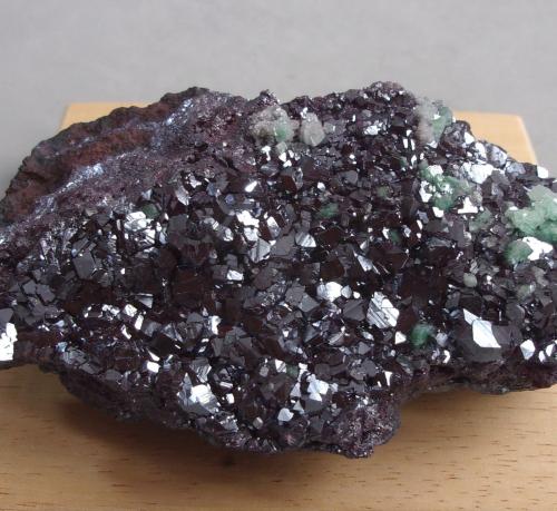 Cuprita<br />Mina Tsumeb, Tsumeb, Región Otjikoto, Namibia<br />8,8 x 5,1 x 3,3 cm.<br /> (Autor: J. G. Alcolea)