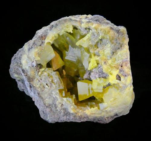 Azufre<br />Afloramiento El Aila, El Aila (La Lastra), Laredo, Comarca Costa Oriental, Cantabria, España<br />Pieza de 8.5x6.6cm y cristales de hasta 3cm.<br /> (Autor: DAni)