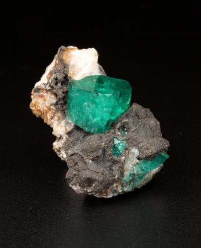 Beryl (variety emerald), Calcite, Quartz<br />Coscuez mining district, El Amarillal Mine, Municipio San Pablo de Borbur, Western Emerald Belt, Boyacá Department, Colombia<br />29 mm x 16 mm x 17 mm, main xl=8 mm x 10 mm<br /> (Author: Fiebre Verde)