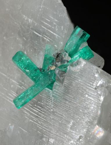 Beryl (variety emerald), Calcite<br />Coscuez mining district, Municipio San Pablo de Borbur, Western Emerald Belt, Boyacá Department, Colombia<br />47mm x 38mm x 29mm, largest xl=19mm<br /> (Author: Fiebre Verde)