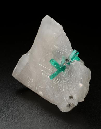 Beryl (variety emerald), Calcite<br />Coscuez mining district, Municipio San Pablo de Borbur, Western Emerald Belt, Boyacá Department, Colombia<br />47mm x 38mm x 29mm, largest xl=19mm<br /> (Author: Fiebre Verde)