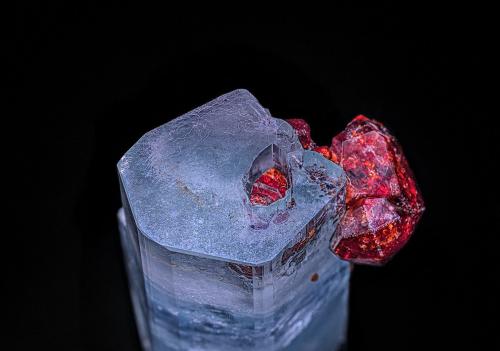 Beryl (variety aquamarine), Spessartine<br /><br /><br /> (Author: am mizunaka)