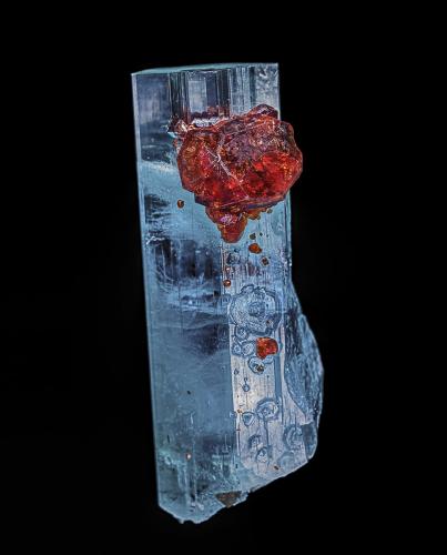 Beryl (variety aquamarine), Spessartine<br />Dassu, Braldu Valley, Shigar District, Gilgit-Baltistan (Northern Areas), Pakistan<br />6.4 x 3.2 cm<br /> (Author: am mizunaka)