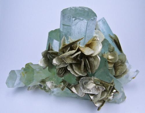 Beryl, Muscovite<br />Chumar Bakhoor, Hunza Valley, Nagar District, Gilgit-Baltistan (Northern Areas), Pakistan<br />100 mm x 70 mm. Main beryl crystal size: 22 mm wide<br /> (Author: Carles Millan)