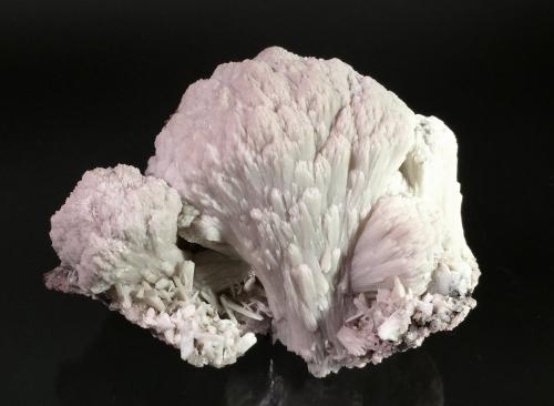 'Stilbite'<br />Paterson, Passaic County, New Jersey, USA<br />5.9 cm x 8.0 cm<br /> (Author: Michael Shaw)