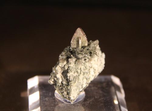 Titanite and Chlorite<br />Switzerland<br />Overall size: 32mm x 36mm x 22mm; Xl = 8mm x 14mm x 1,5mm<br /> (Author: Firmo Espinar)