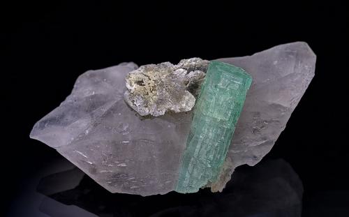 Beryl (variety emerald), Quartz, Calcite<br />Rist Mine, Hiddenite, Alexander County, North Carolina, USA<br />9.8 x 5.3 cm<br /> (Author: am mizunaka)