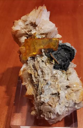 Wulfenite<br />Les Dalles Mine (Lidal Mine), Mibladen mining district, Mibladen, Midelt, Midelt Province, Drâa-Tafilalet Region, Morocco<br />2 cm x 4,3 cm.<br /> (Author: Enrique Llorens)