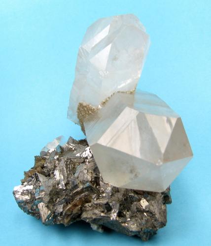 Cuarzo, Arsenopirita, Dolomita, Moscovita<br />Minas da Panasqueira, nivel 2, Aldeia de São Francisco de Assis, Covilhã, Castelo Branco, Cova da Beira, Centro, Portugal<br />115 mm x 90 mm. Cristal principal de cuarzo: 46 mm de anchura, 115 mm de altura. Masa: 961 g<br /> (Autor: Carles Millan)