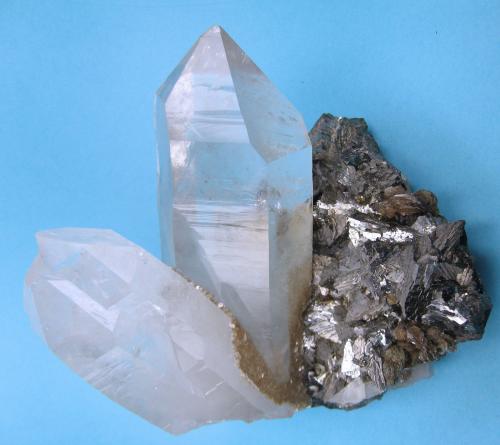 Cuarzo, Arsenopirita, Dolomita, Moscovita<br />Minas da Panasqueira, nivel 2, Aldeia de São Francisco de Assis, Covilhã, Castelo Branco, Cova da Beira, Centro, Portugal<br />115 mm x 90 mm. Cristal principal de cuarzo: 46 mm de anchura, 115 mm de altura. Masa: 961 g<br /> (Autor: Carles Millan)