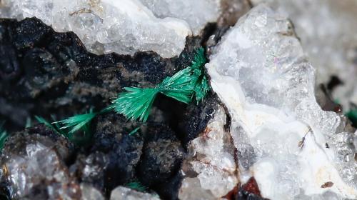 Malaquita<br />Minas del Collado de la Plata, Collado de la Plata, Albarracín, Comarca Sierra de Albarracín, Teruel, Aragón, España<br />Encuadre de foto 25 mm  Haz de cristales: 4 mm<br /> (Autor: Ángel Rodríguez Benavent)