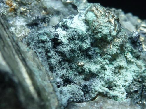Pirita, Magnetita, Actinolita, Ferroactinolita y Calcita<br />San Guillermo Claim, Jerez de los Caballeros, Comarca Sierra Suroeste, Badajoz, Extremadura, Spain<br />6 x 4 cm.<br /> (Autor: javier ruiz martin)