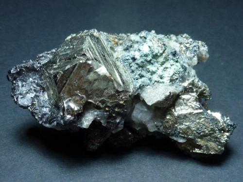 Pirita, Magnetita, Actinolita, Ferroactinolita y Calcita<br />San Guillermo Claim, Jerez de los Caballeros, Comarca Sierra Suroeste, Badajoz, Extremadura, Spain<br />6 x 4 cm.<br /> (Autor: javier ruiz martin)