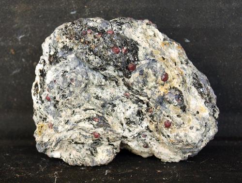 Almandino, Cordierita<br />El Hoyazo, Níjar, Comarca Metropolitana de Almería, Almería, Andalusia, Spain<br />5.5 x 4.5 cm<br /> (Autor: Pedro Antonio)