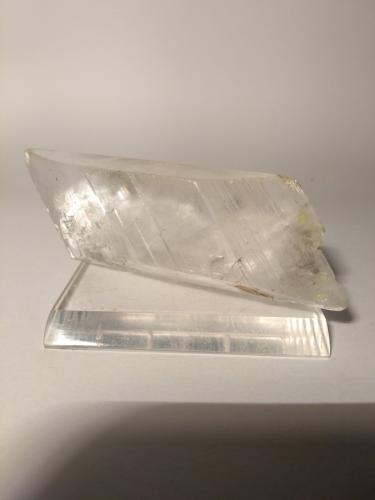 Azufre incluido en Yeso<br />Mina Niccioleta, Massa Marittima, Provincia Grosseto, Toscana, Italia<br />116 x 39 mm<br /> (Autor: Sante Celiberti)