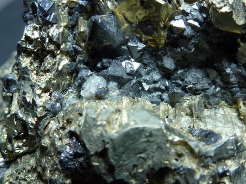 Pirita, Magnetita, Calcita<br />San Guillermo Claim, Jerez de los Caballeros, Comarca Sierra Suroeste, Badajoz, Extremadura, Spain<br />7 x 5 cm.<br /> (Autor: javier ruiz martin)