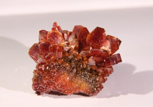 Vanadinite<br />Mibladen (distrito minero Mibladen), Midelt, Provincia Midelt, Región Drâa-Tafilalet, Marruecos<br />46mm x 49mm x 35mm<br /> (Author: Firmo Espinar)